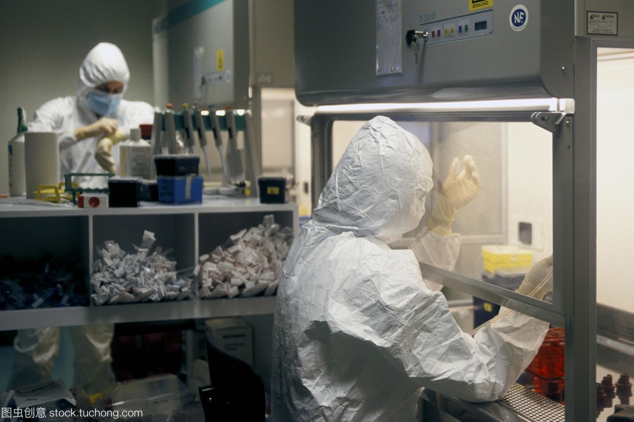 基因治疗的研究。防护服处理HIV病毒样本的研究人员在一个3级生物安全实验室。HIV人类免疫缺陷病毒是病毒导致艾滋病获得性免疫缺陷综合症。病毒转基因和其致病基因已经被除掉了。最终会致病的病毒基因治疗人类基因所取代为了抵消一个缺陷基因有缺陷的细胞。拍摄在AFM法国肌肉萎缩症协会法国埃夫里市。